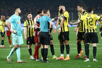 Οι παίκτες της ΑΕΚ, έψαχναν να βρουν τι είδε ο Μάκελι, ακόμα και όταν ήταν στο VAR