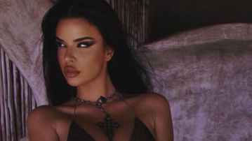 Η πιο «καυτή» οπαδός του Μουντιάλ συνεχίζει να μαγνητίζει τα βλέμματα (pics)