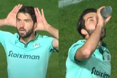 Ο Ανσαριφάρντ σκόραρε στο ντέρμπι με τον ΑΠΟΕΛ, του πέταξαν μπουκάλι με νερό και ήπιε από αυτό (vid)