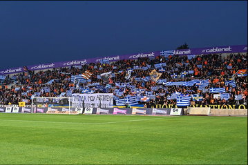 ΑΠΟΕΛ-Ομόνοια: Με ελληνικές σημαίες οι γηπεδούχοι, πανό συμπαράστασης από τους οπαδούς των δύο ομάδων