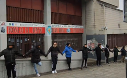 Τρομερή κίνηση από τους οπαδούς της Βαγιεκάνο: Σχημάτισαν ανθρώπινη αλυσίδα γύρω από το γήπεδο σε ένδειξη διαμαρτυρίας (vid)