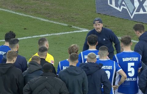 Τρομερή σκηνή: Ο αρχηγός των οργανωμένων των οπαδών της Ντάρμσταντ κατέβηκε στο γήπεδο μετά την «εξάρα» της Άουγκσμπούργκ και οι παίκτες στάθηκαν... προσοχή (vid)