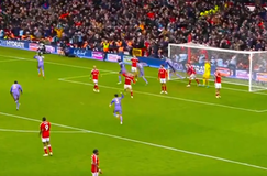 Τρέλα: «Γκρέμισαν» το πέταλο οι οπαδοί της Λίβερπουλ στο γκολ του Νούνιες (vid)