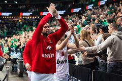 Ο Παπανικολάου είπε ετεροχρονισμένα «χρόνια πολλά» στον Ουόκαπ και... αναγκαστικά προέκυψε κέρασμα στο Κάουνας (vid)