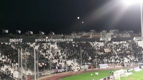 Οι οπαδοί του ΠΑΟΚ άφησαν 57 φαναράκια στον ουρανό για τα θύματα των Τεμπών