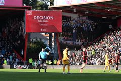 Ρεκόρ καθυστέρησης για το VAR την ημέρα του ντεμπούτου του ημιαυτόματου οφσάιντ στην Αγγλία!