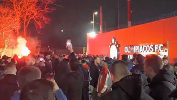 Καυτή υποδοχή των οπαδών του Ολυμπιακού στο Ρέντη μετά το διπλό στη Νέα Φιλαδέλφεια (vids)