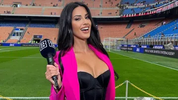 Σέξι Ιταλίδα δημοσιογράφος προκαλεί ξανά με την εμφάνισή της (pics)