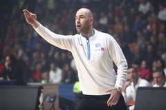 H υψωμένη γροθιά του Σπανούλη - Έτσι έζησε ο προπονητής της Εθνικής τη νίκη επί του Μαυροβουνίου