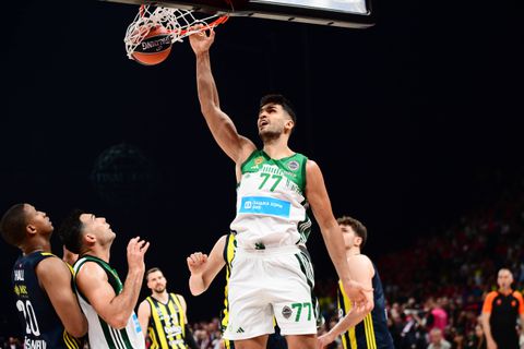 Γιατί η Φενέρμπαχτσε κρατά το μέλλον του Γιουρτσεβέν στα χέρια της