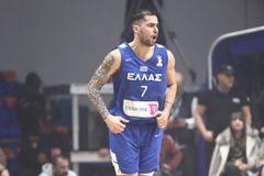 Απίθανος Τολιόπουλος - Όλα όσα έκανε στο πρώτο ημίχρονο κόντρα στο Μαυροβούνιο (vids)