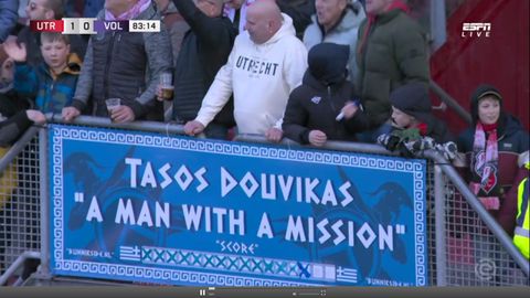 Ακυρώθηκε γκολ του Δουβίκα - Το πανό των οπαδών της Ουτρέχτης δείχνει τη λατρεία στον διεθνή άσο