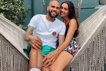 Αυτό είναι το παρασκήνιο της φωτό του Ντάνι Άλβες με τη σύζυγό του – Τι της ζήτησε ο Βραζιλιάνος (pic)