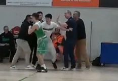 Ιταλία: Διακοπή αγώνα εφηβικού πρωταθλήματος επειδή ο κόουτς πλακώθηκε στο ξύλο με τον βοηθό του (vid)