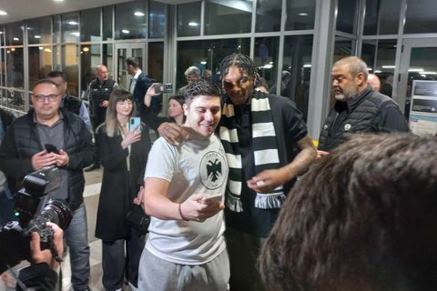 Τρέλα του κόσμου του ΠΑΟΚ για τον Κέβιν Πόρτερ Τζούνιορ και αποθέωση στο αεροδρόμιο «Μακεδονία»
