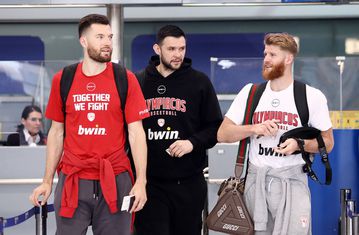 «Καλωσορίζουμε την φανταστική ομάδα του Ολυμπιακού στο αεροπλάνο της νίκης»