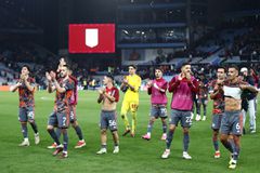 Οι πανηγυρισμοί των παικτών του Ολυμπιακού με τους οπαδούς μετά την τεράστια νίκη στο Μπέρμιγχαμ (gallery&vid)