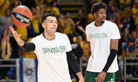 Συγκινητική κίνηση από τον Παναθηναϊκό στη «Χάλα Πιονίρ» - Με φανέλες «Πάρη, κράτα γερά» για τον Δερμάνη