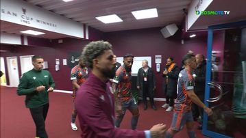 Η είσοδος της Άστον Βίλα και του Ολυμπιακού στον αγωνιστικό χώρο του Villa Park