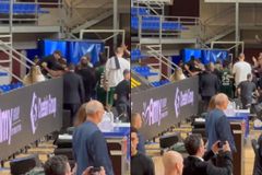 Η αγκαλιά Γιαννακόπουλου - Σλούκα μετά το τέλος του αγώνα με τη Μακάμπι (vid)