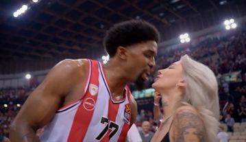 Η επιβράβευση του MVP: Το διπλό φιλί της Μπέριλ στον Σακίλ ΜακΚίσικ on camera στη λήξη του αγώνα με την Μπαρτσελόνα! (vid)