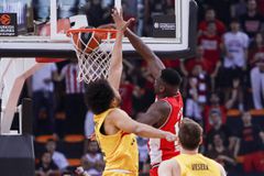 To πάρτι του Φαλ: Έκανε πέντε καρφώματα στην πρώτη περίοδο κόντρα στην Μπαρτσελόνα (vids)