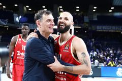 Φώναξε «Hala Olympiacos» και πάει στο Άμπου Ντάμπι με... ένα όνειρο τρελό
