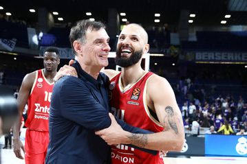 Φώναξε «Hala Olympiacos» και πάει στο Άμπου Ντάμπι με... ένα όνειρο τρελό