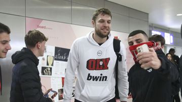 Ολυμπιακός: Επέστρεψε η ομάδα του Γιώργου Μπαρτζώκα από την Μαδρίτη (pics)