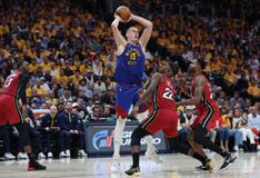 Οι Νάγκετς με τη γνωστή συνταγή νίκησαν άνετα τους Χιτ στην πρεμιέρα των τελικών (vids)