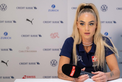 Η αγαπημένη ποδοσφαιρίστρια του Τσιτσιπά ποζάρει με ροζ μπικίνι