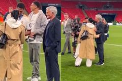 Η μαμά του Μπέλιγχαμ είναι φαν του Μουρίνιο κι έβαλε τα... κονέ για μία φωτογραφία μαζί του (vid)