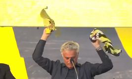 Ο Μουρίνιο ανέμιζε φανέλες της Φενέρμπαχτσε και χιλιάδες οπαδοί της παραληρούσαν! (vid)