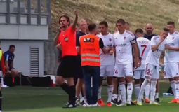 Απίθανο: Ο Παπανικολάου αποβλήθηκε στο 11’ αλλά συνέχισε γιατί έφυγε τελικά η διαιτητική τριάδα μετά το «πέσιμο» του προπονητή της Ράκοβ! (vid)