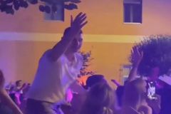 Στα πανηγύρια του χωριού του ο Γιόκιτς χορεύει πάνω στα τραπέζια (vid)