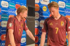 «Ηλίθιε»: Έξαλλος ο Ντε Μπρόινε - Δείτε ποιον έβρισε μετά τον αποκλεισμό (vid)