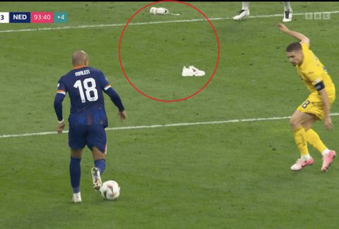 Ένα ζευγάρι πεταμένα παπούτσια στην περιοχή της Ρουμανίας χάρισαν το σπάνιο highlight πριν σκοράρει ο Μάλεν για το 3-0 της Ολλανδίας