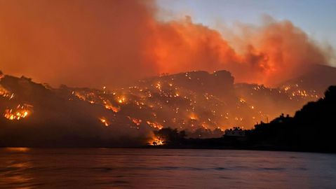 Ανεξέλεγκτη η φωτιά στο Λασίθι: Κάηκαν σπίτια και απειλούνται ξενοδοχεία - Κόσμος απομακρύνθηκε με σκάφη
