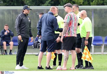 Απίστευτη ένταση στο φιλικό της ΑΕΚ - Ήρθαν στα χέρια οι παίκτες, βρισιές από τον προπονητή της Ζούλτε στα ελληνικά! (vid)