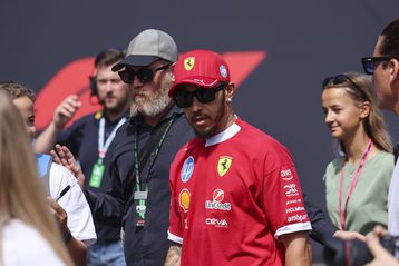 Σκληρή αυτοκριτική του Χάμιλτον: «Είμαι άχρηστος, μάλλον η Ferrari χρειάζεται να αλλάξει οδηγό» (vid)