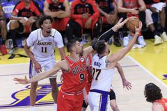 Οι Λέικερς εξετάζουν την περίπτωση του Βούτσεβιτς