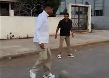 Φοβερός Χακίμι: Σταμάτησε στη μέση του δρόμου για να παίξει ποδόσφαιρο με πιτσιρικάδες! (vid)