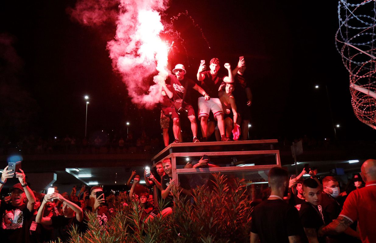 Oι φίλοι του Ολυμπιακού στην υποδοχή του Ποντένσε