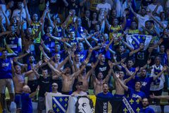 Ελλάδα - Βοσνία: Βόσνιοι οπαδοί αποπειράθηκαν να αφαιρέσουν ελληνική σημαία