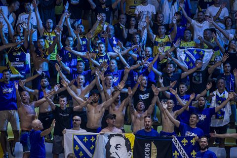 Ελλάδα - Βοσνία: Βόσνιοι οπαδοί αποπειράθηκαν να αφαιρέσουν ελληνική σημαία