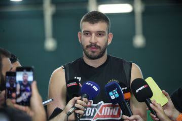 Ρογκαβόπουλος: «Περήφανος που βρίσκομαι εδώ - Να κατακτήσουμε τρόπαια»