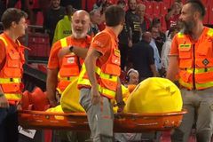 Aπίστευτο περιστατικό στο Ρεν - Ναντ: Αποχώρησε με φορείο η μασκότ-καναρίνι των φιλοξενούμενων! (vid)