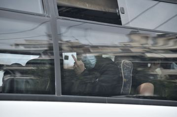 Χειρονομίες προς τις κάμερες από τους συλληφθέντες του ραντεβού «θανάτου» στη Ν. Ιωνία - Τι πρότεινε ο εισαγγελέας εναντίον τους (vid)