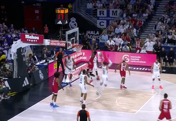 «Γκρέμισε» την μπασκέτα ο Κώστας Αντετοκούνμπο (vid)