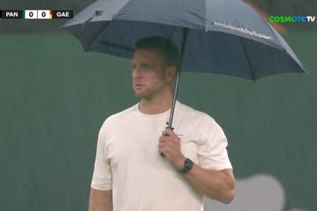 Ο προπονητής της Γκόου Αχέντ Ιγκλς με ομπρέλα στο ΟΑΚΑ την ώρα του αγώνα